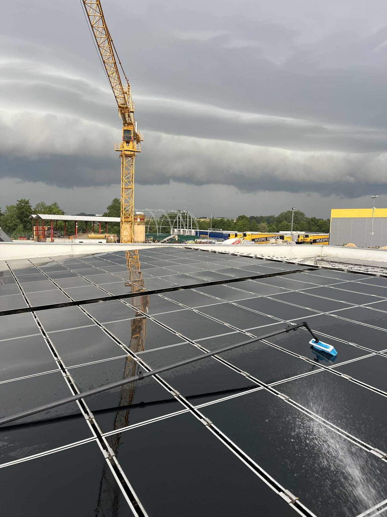 Reinigung einer großen Solaranlage